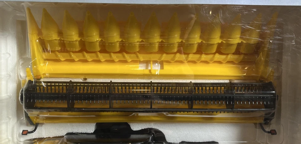 1/32 Ertl Tomy New Holland CR8090 DieCast Combine New W/ Box - Image 3 of 4