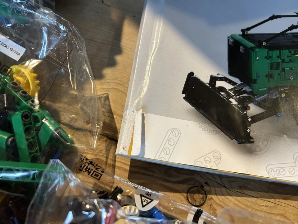 LEGO Technic 42157 John Deere 948L-II Skidder, photo 4 of 5