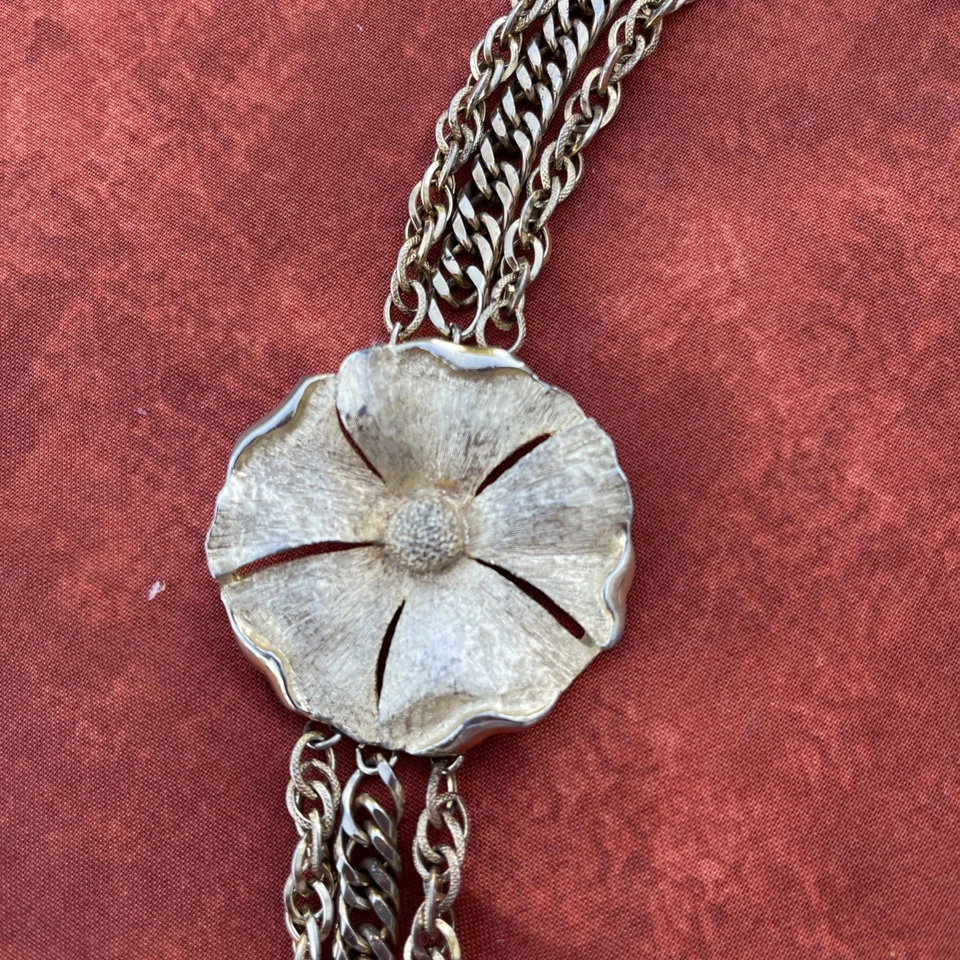 Collar Vintage Multi-hilo con Cierre Lateral Floral Tono Dorado Logo TAN 24" de largo Foto 4 de 4