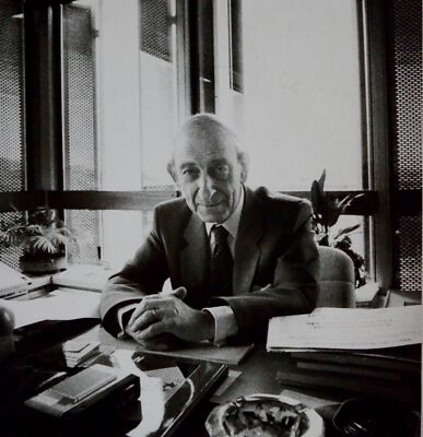 Schönes Portrait von Raymond Aron, sitzend an seinem Schreibtisch, von Bruno de Monès