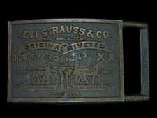UE03129 VINTAGE 1970s LEVI STRAUSS CO. CLOTHING ADVERTISEMENT BELT BUCKLE
