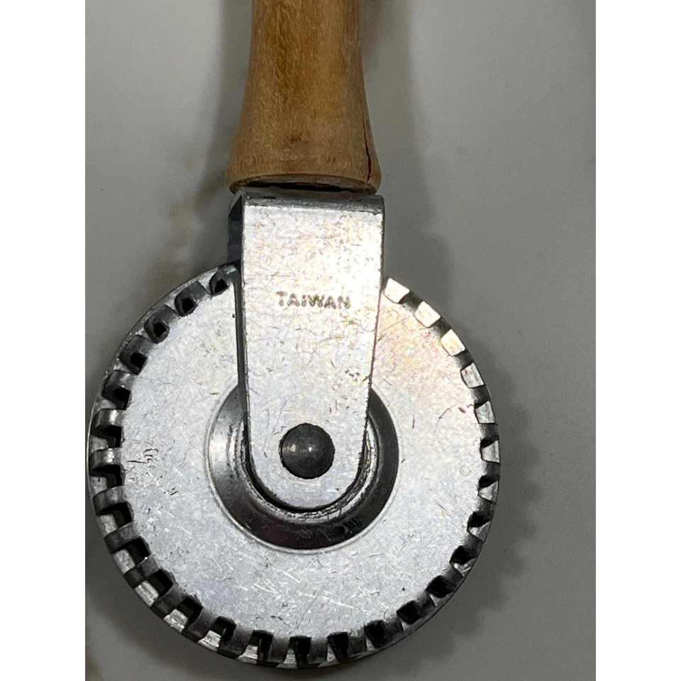 Vintage Pastry Crimper Ravioli Cutter Fluted Edge Wheel Taiwan Wood Handle - Image 3 of 3