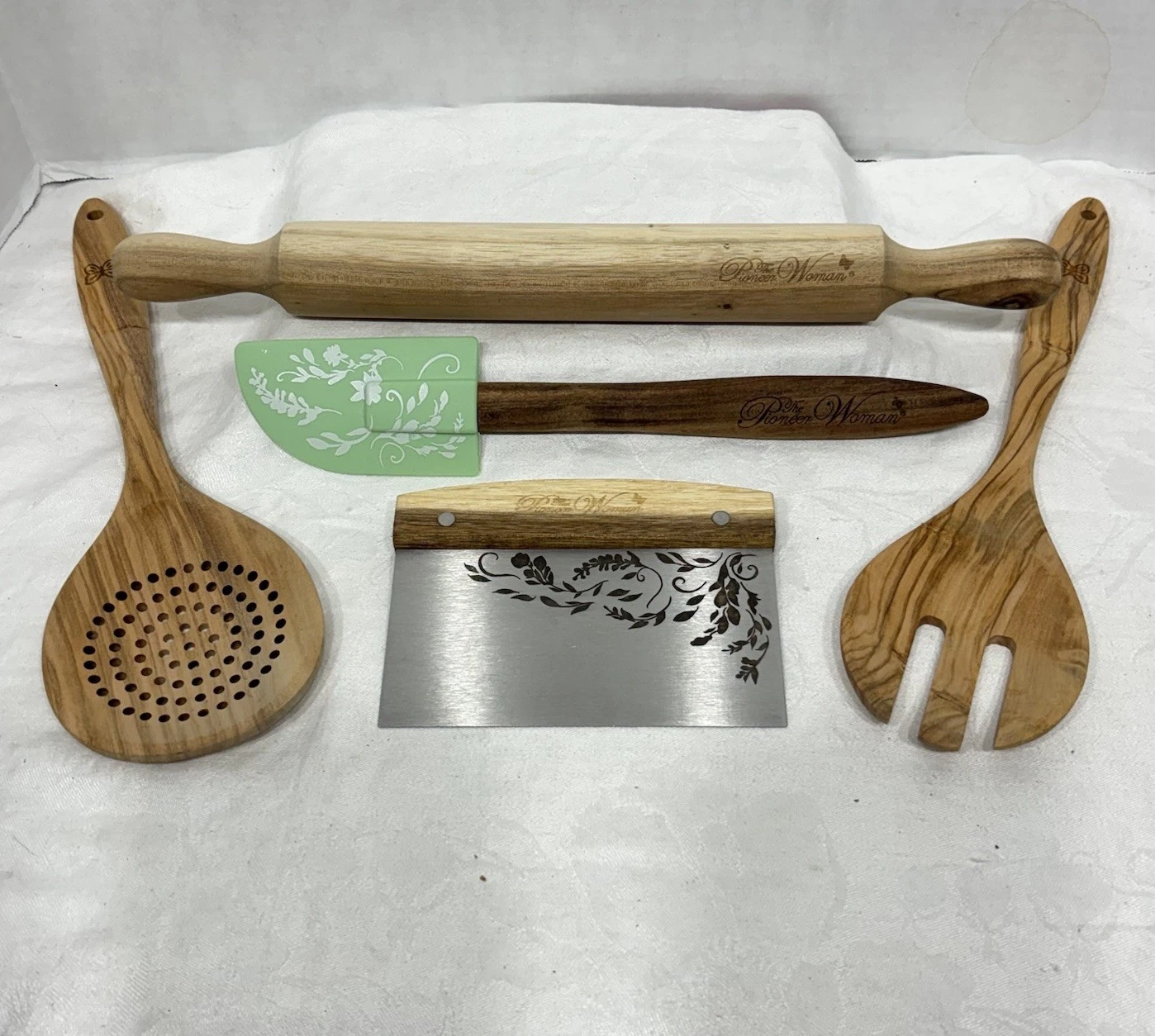 Pioneer Woman Kitchen Tools, Rolling Pin, Wood Spoons, Spatula & Steel Scraper
Opens in a new window