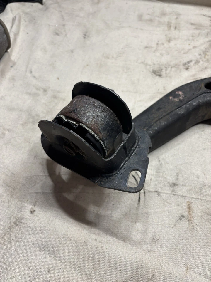 92-06 BMW 325IS CONDUCTOR TRASERO IZQUIERDO LH BRAZO DE ARRASTRE Y NUDILLO CON COJINETE DE BUJE EJE Foto 3 de 4