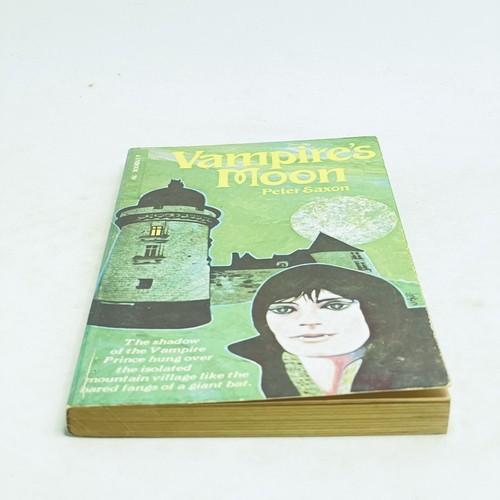 Vintage Gothic Horror Vampire's Moon Peter Saxon Paperback 1970 Novel - Picture 13 of 13
