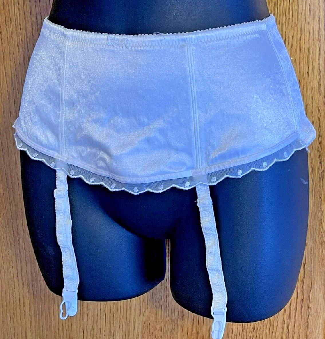 Ceinture porte jarretelles vintage Christian Dior en satin blanc taille S