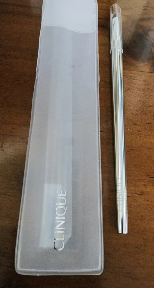 CEPILLO DELINEADOR DE OJOS CLINIQUE EN FUNDA DE PLÁSTICO Foto 2 de 2