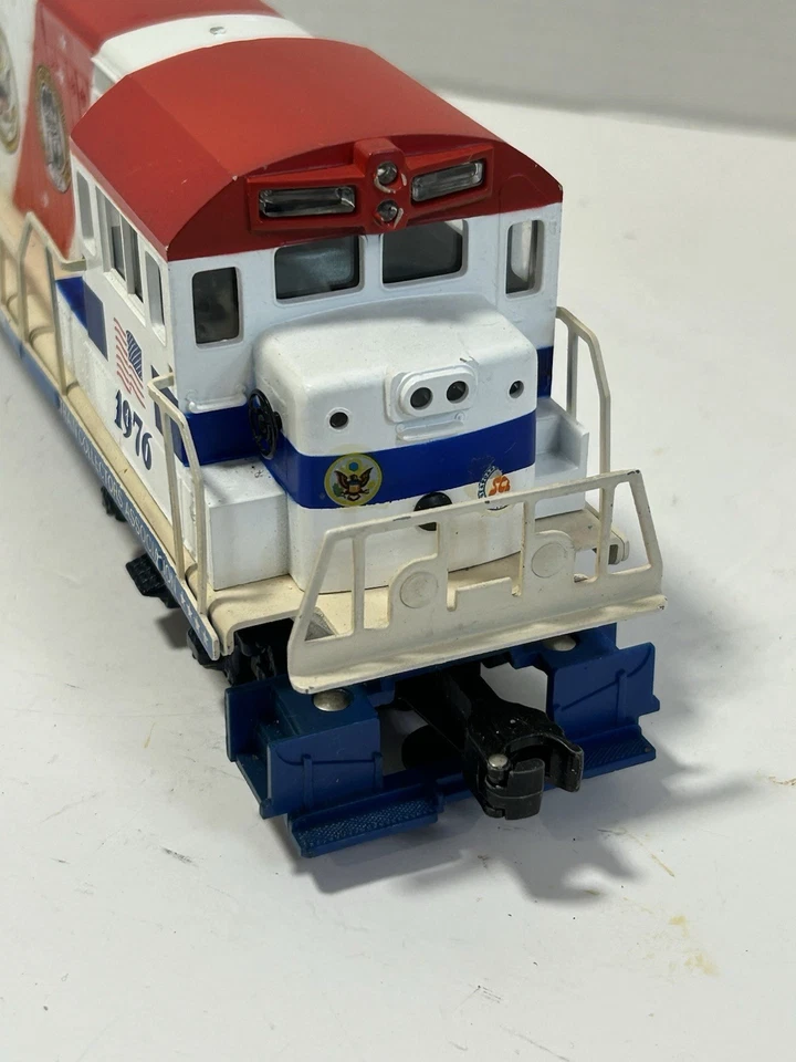 Lionel TCA  O Gauge Bicentennial Diesel Loco# 1976, Cars 1973,74,75 no box - Image 2 of 4