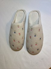 Isotoner Arch Support Secret Sole Size 5.5 women  s Slippers Wh. Embroidered Buds