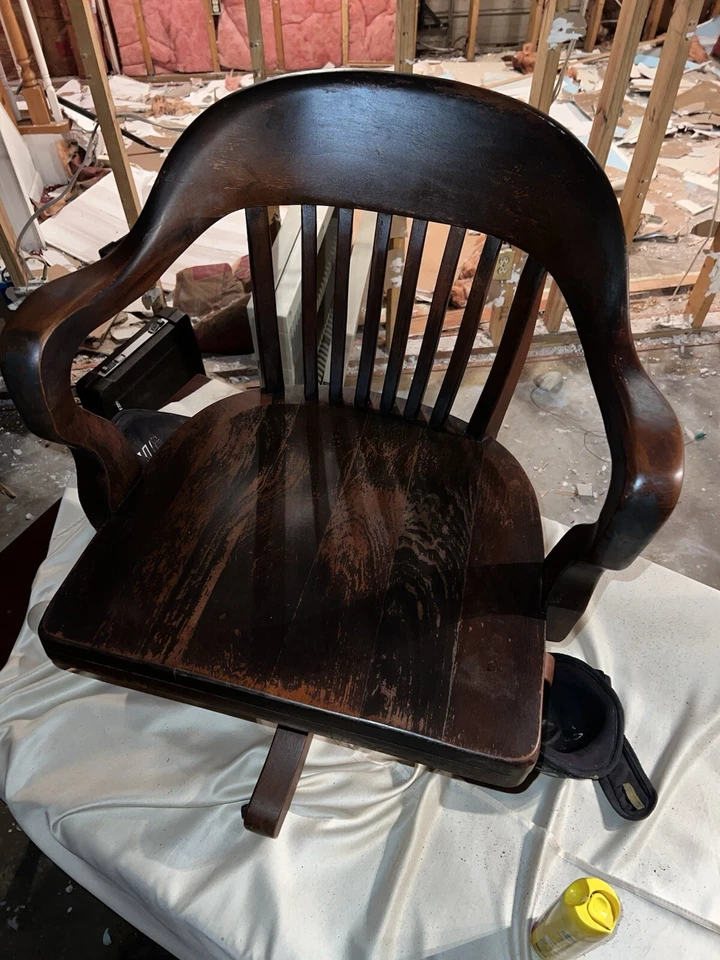 Antigua mecedora giratoria vintage antigua de madera de roble para biblioteca de oficina Foto 2 de 4