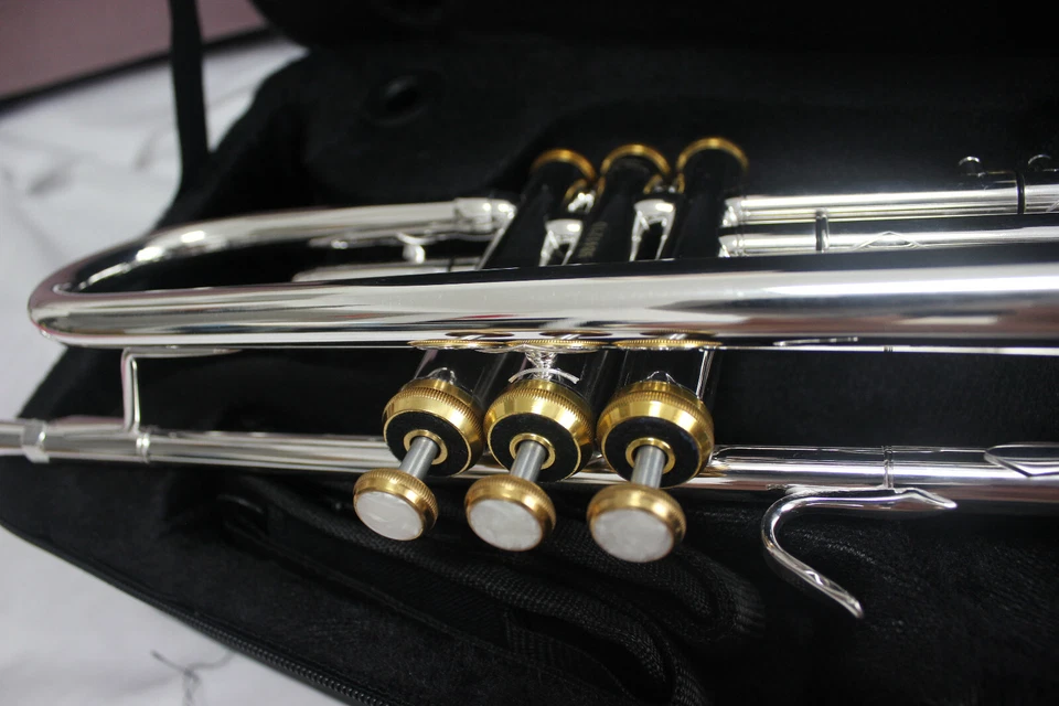 Bb Trumpet Silver Gold Plated Gold Button with 5c Trumpet Mouthpiece New - Image 2 of 4