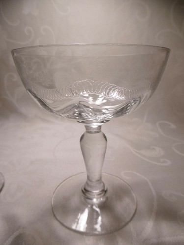 LOT DE 2 COUPES ANCIENNES EN VERRE SOUFFLÉ ET GRAVÉ DE MOTIFS DIFFÉRENTS - Picture 2 of 9