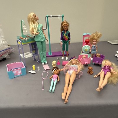 Barbie Gymnastik/Barbie Hebamme und Chelsea Zug mit Zubehör.   (B68)