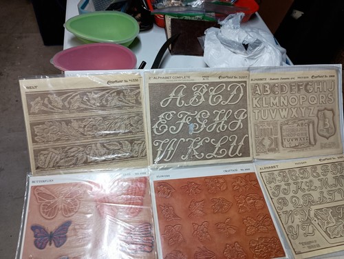 GREAT LOT 23 NOS VINTAGE CRAFTAID LEATHER TEMPLATES PLASTIC 1953-78 BILLFOLD - Picture 21 of 23
