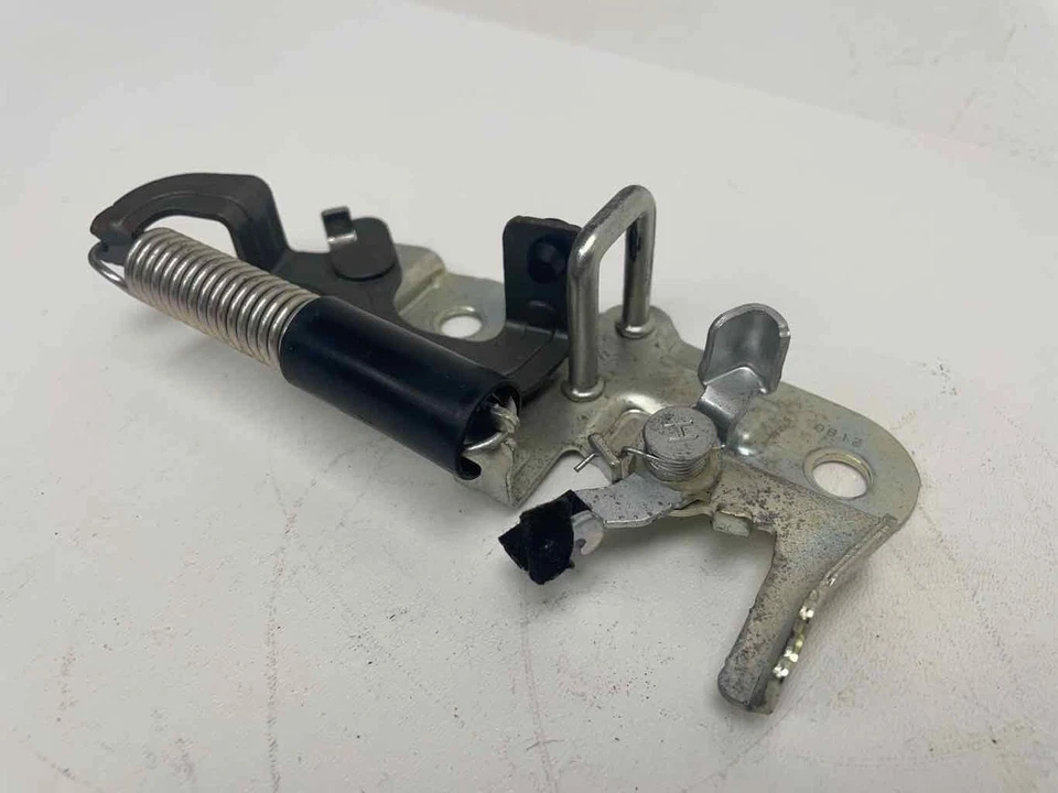 Actuador de bloqueo de pestillo de la tapa del maletero trasero compatible con Mazda 3 sedán 2010 2011 2012 2013 Foto 3 de 4