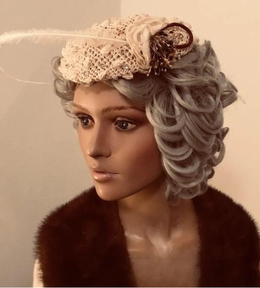 Alegre sombrero beige con clip de rafia de los años 50 con pedrería exclusivo de Doree Foto 2 de 4