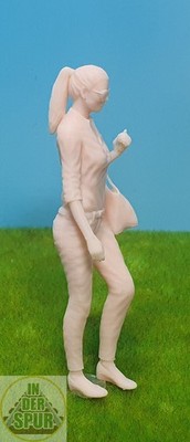 Spur 1  Modelfigur unbemalt 1:32 Reisende Anna Modellbahn Bahnhof In der Spur 1