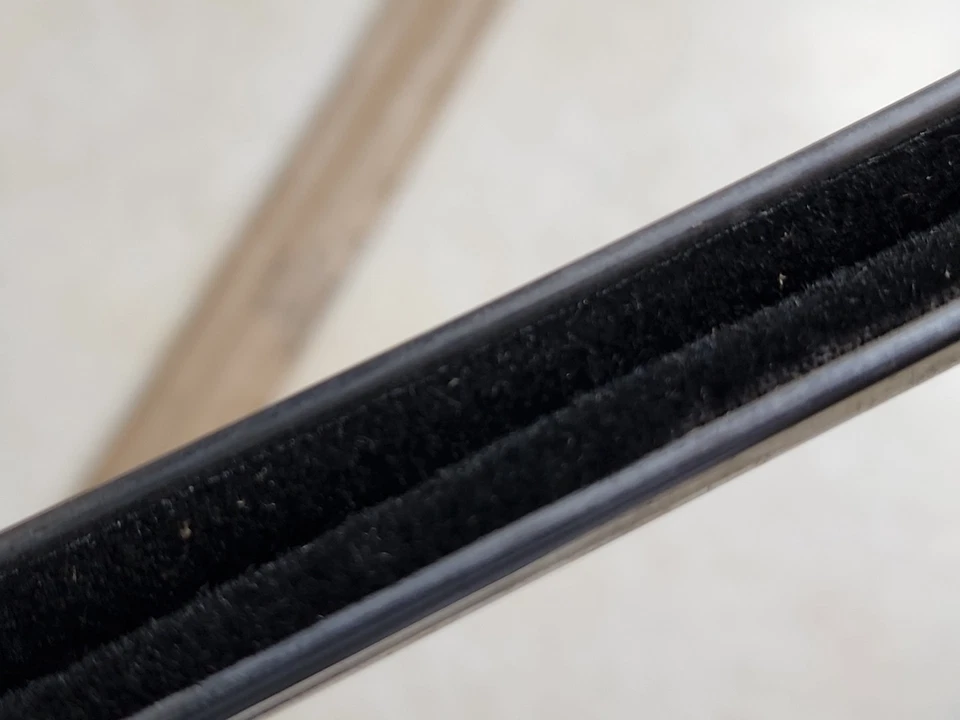 1961-63 Buick Skylark Oldsmobile F85 NOS GM 5717089 Canal de janela de vidro feltro LH - Imagem 3 de 4