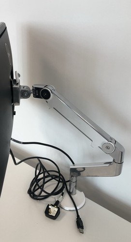 Humanscale M2 Monitorarm mit VESA-Halterung