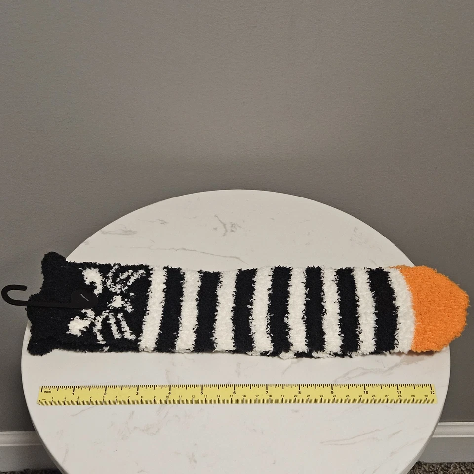 Calcetines acogedores Old Navy para mujer a rayas negras blancas con cara de gato talla única punta naranja Foto 4 de 4