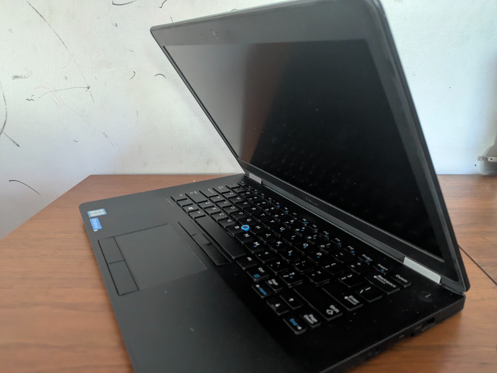 Dell Latitude E7470, 14-Inch Laptop, with Intel Core i7, 256 GB SSD (Solid State Drive), Windows 10 Pro