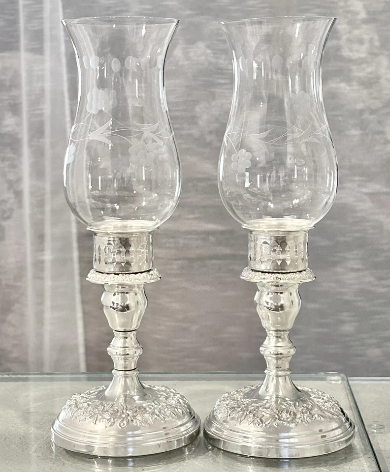 Par de candelabros Sterling Kirk & Son completamente repujados perseguidos para huracanes Foto 2 de 4