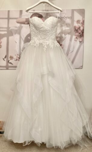 2 🟡 Cherry by Pronovias  |  Size 10  |  Ivory Tulle & Lace Wedding Dress - Picture 1 of 9