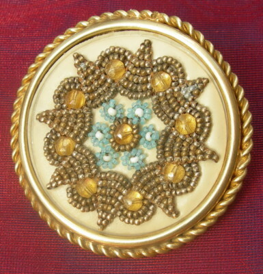 Broche araña victoriana de oro amarillo con perlas y cristal de color azul en ve