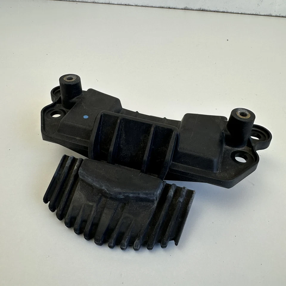 Soporte de montaje de subchasis trasero Triumph Street Triple S 660 2018 T2070577 Foto 2 de 4