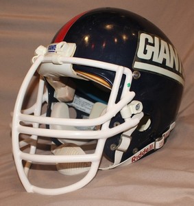 Casques de football américain en vente à McBee, South Carolina