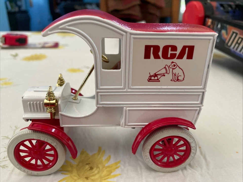 Литая модель автомобиля банка ERTL 1:25 - 1905 Ford's First Delivery Car - RCA - Изображение 2 из 4