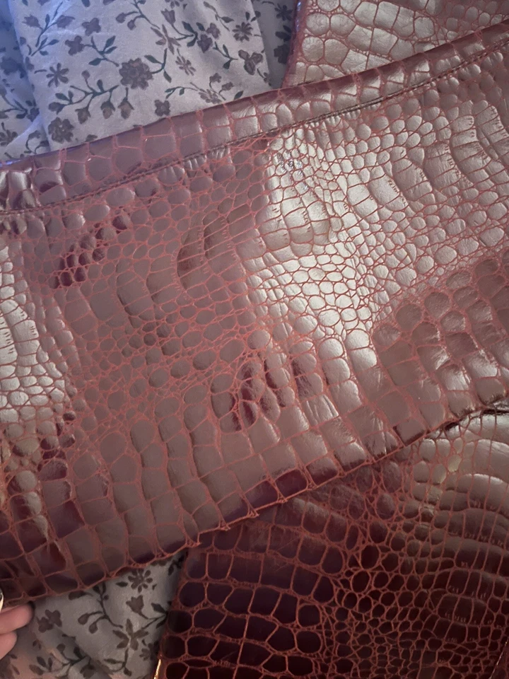 Pantalones Motel Rocks tiro alto rojo cocodrilo imitación cuero vegano talla XS Foto 2 de 4