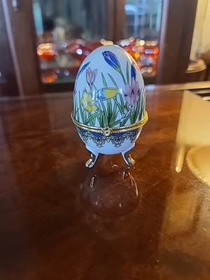 VTG 4'' Hinged Porcelain Egg Painted Flower Design Trinket box w/Gold Tone Trim