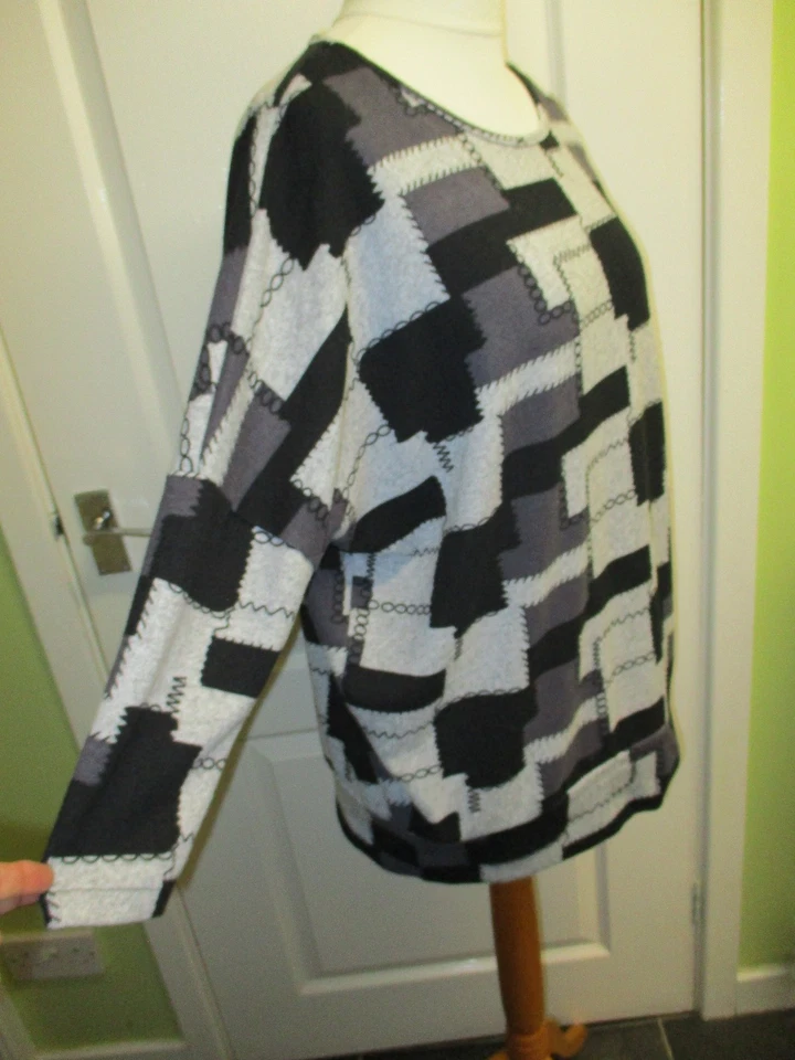 QUIZ SIZE 16 WOMENS BLACK/GREY LONG JUMPER OVERSIZED - Image 2 of 4