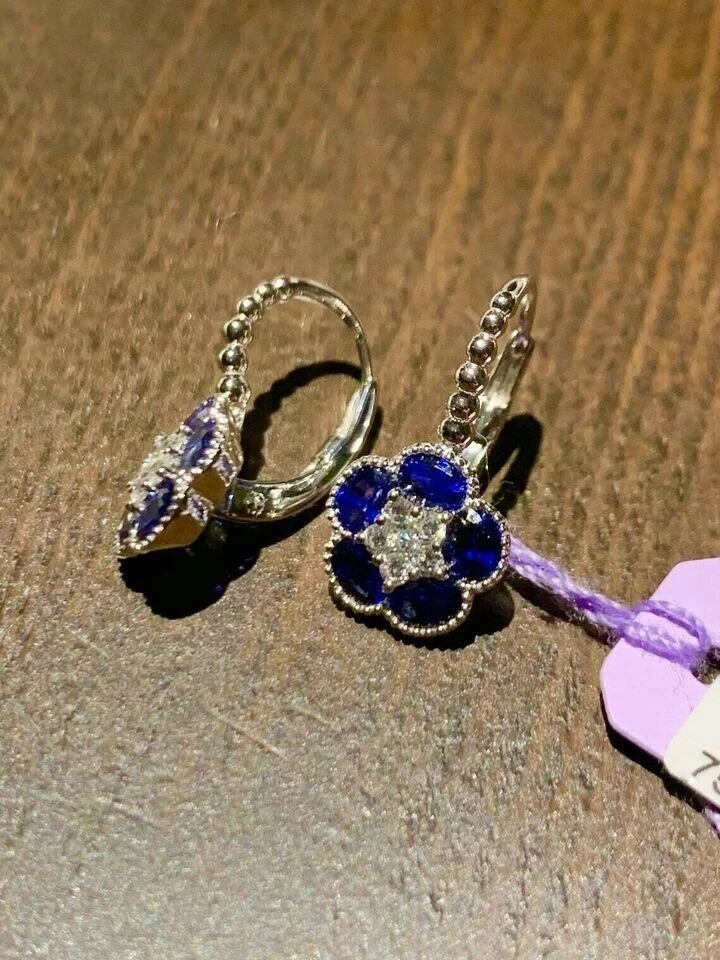 Pendientes tipo argolla de diamantes de zafiro azul simulado de corte ovalado de 3 quilates enchapados en oro blanco de 14 k Foto 3 de 4