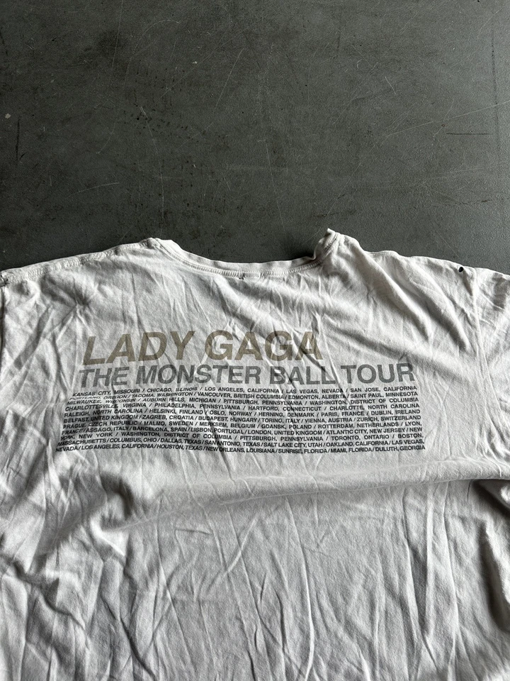 CAMISETA LADY GAGA L 2009 MONSTER BALL TOUR DANÇA NAS CIDADES ESCURAS NAS COSTAS - Imagem 2 de 4