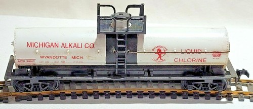 HO Scale, Michigan Alkali Co - Liquid Chlorine Tank Car, GATX 39617, Good Cond - Picture 7 of 12
