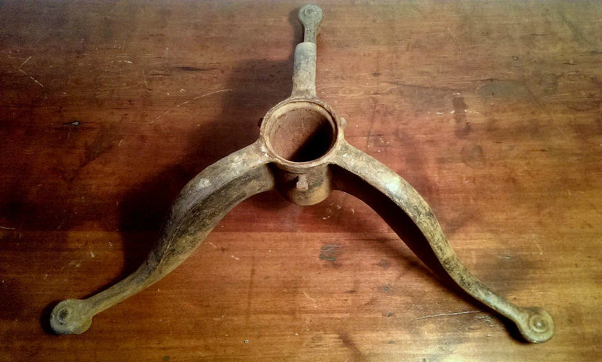 Tripé de ferro fundido industrial antigo base desenho máquina de escrever mesa rack de vestuário - Imagem 2 de 4