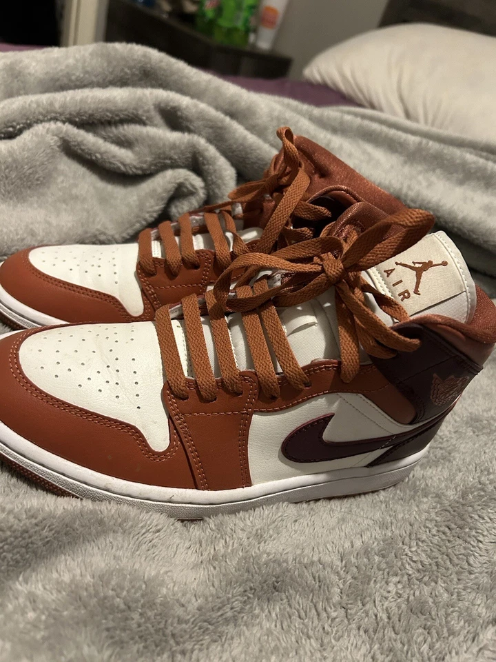 Talla 8 - Air Jordan 1 Mid Dusty Peach W Foto 3 de 3