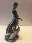 LLADRO VINTAGE FIGURINE - GIRL WITH BASKET FEEDING DUCKS # 1306 — photo 3