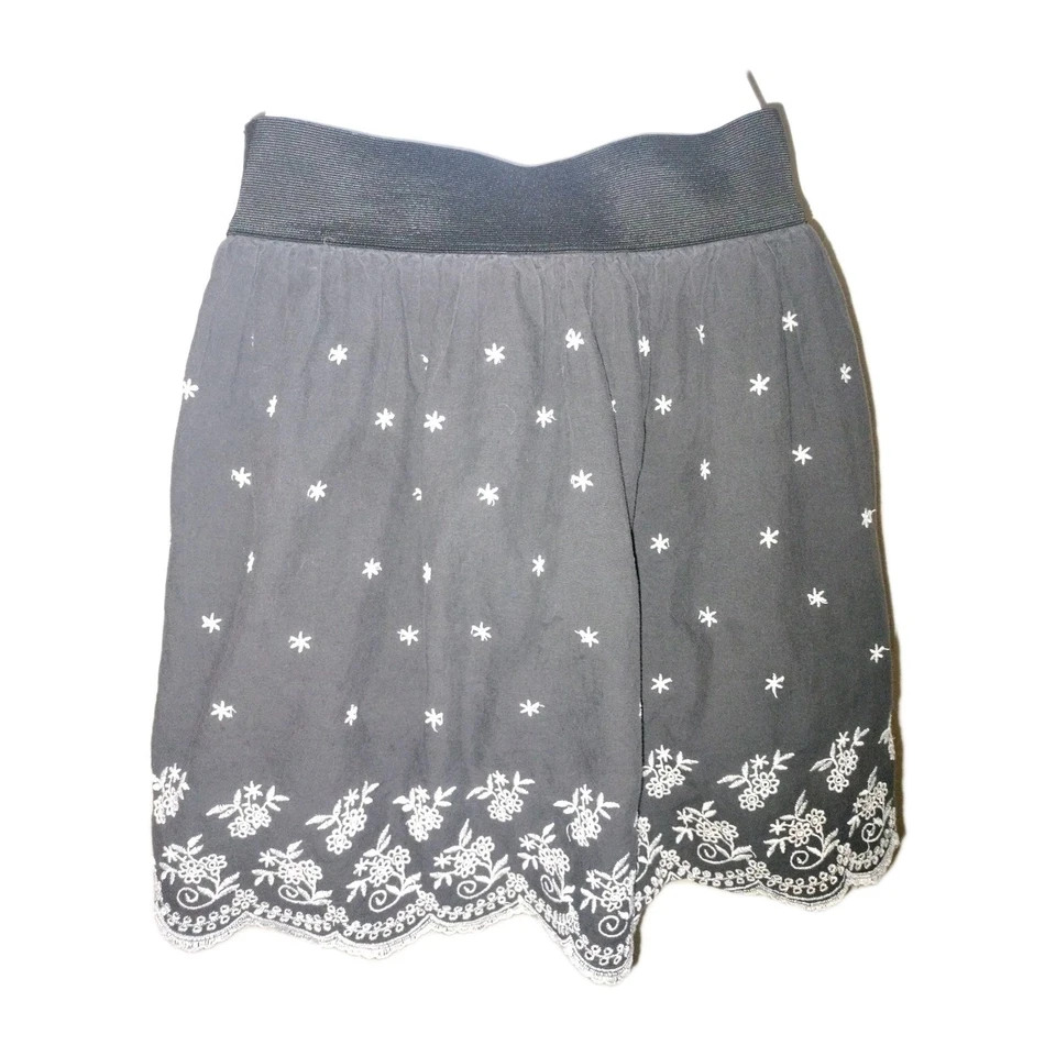Minifalda boho M negra con bordado blanco cintura elástica  Foto 4 de 4