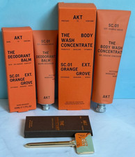AKT The Deodorant Balm + Body Wash Concentrate SC.01 + The Assistant Nuovo con etichette Prezzo consigliato £58