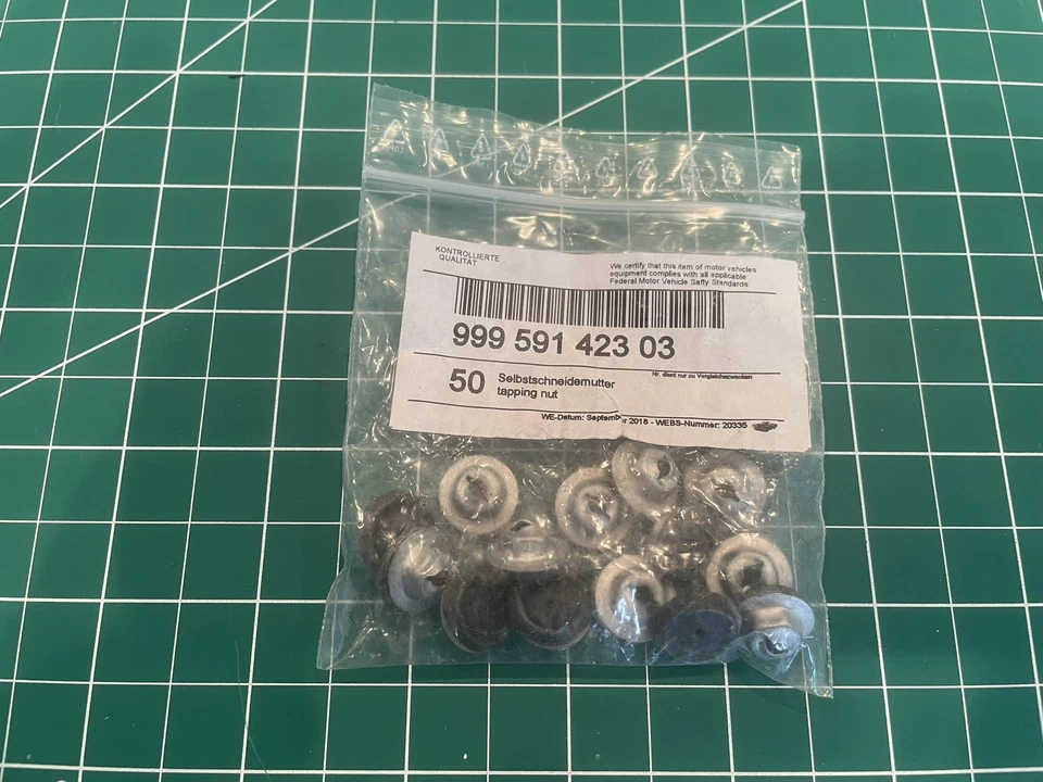 Juego de letras doradas Porsche 901.559.901.06 con tuercas de montaje Foto 2 de 2