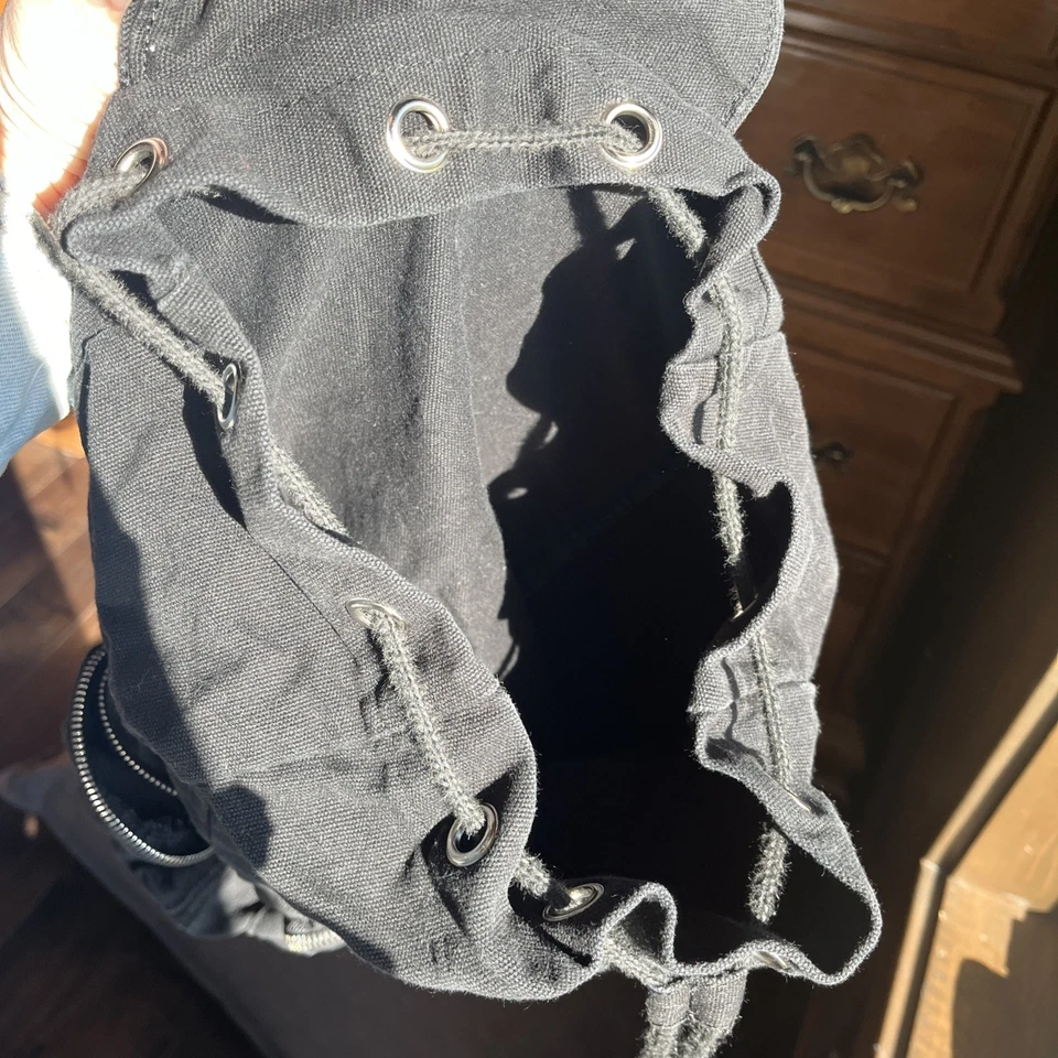 粉色维多利亚的秘密背包黑色银色抽绳翻盖帆布背包 VS Y2K — 第 3/4 张图片