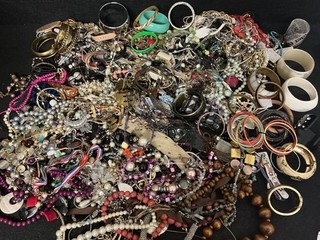 Costume jewellery craft mixed job lot bangles necklaces 8.37kg T6250