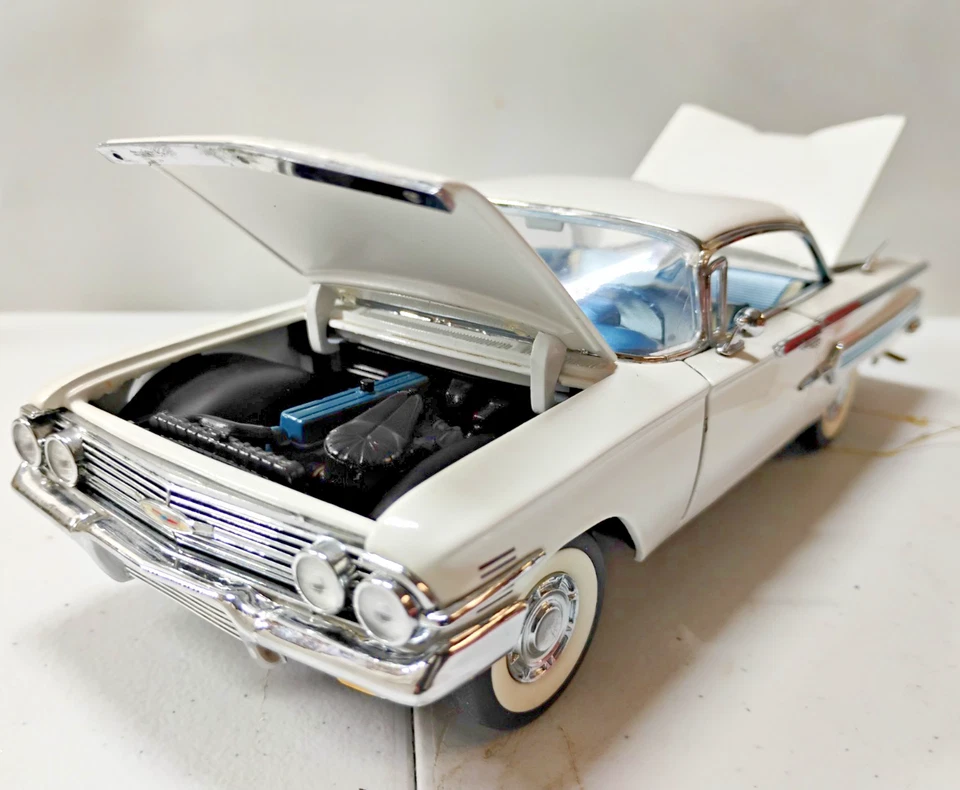 FRANKLIN MINT-CHEVY IMPALA,1960 WHITE BABY BLUE& SILVER DIECAST, BRAND NEW! (C1) - Image 2 of 4