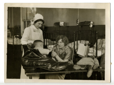 Sybil Thorndike & der Babyschuh, Queen's Hospital für Kinder - Vintage Foto