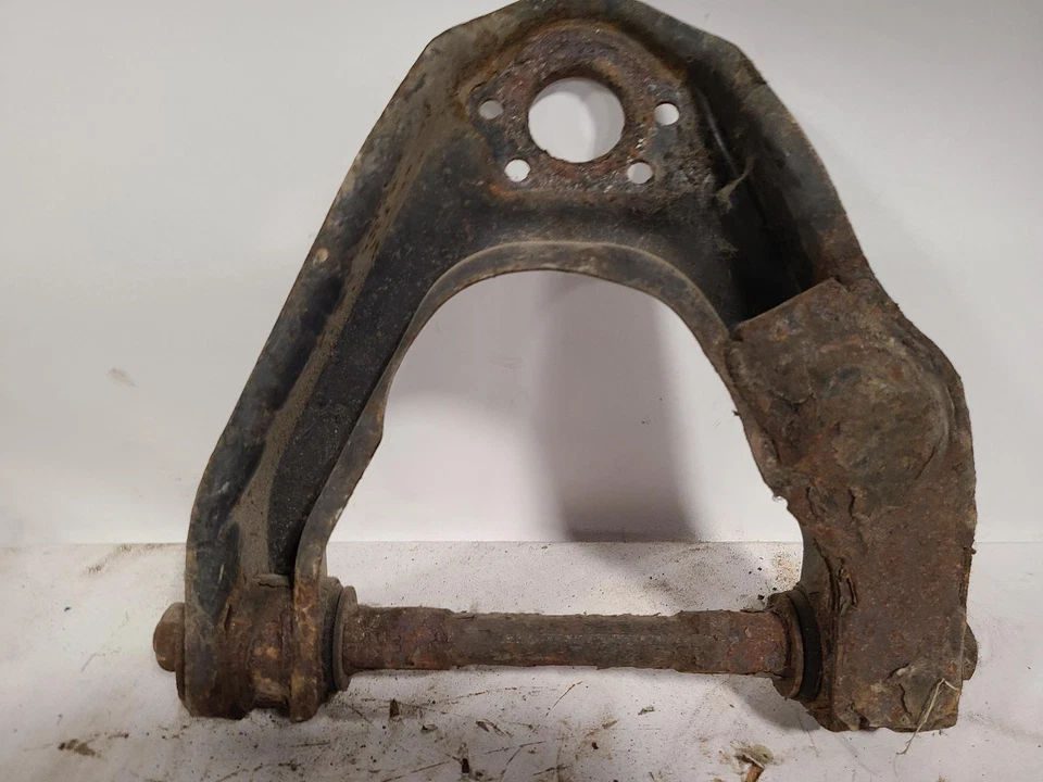 Б/у передний правый верхний рычаг управления передний подходит: 1995 Nissan Pathfinder 4x4 - Изображение 2 из 4