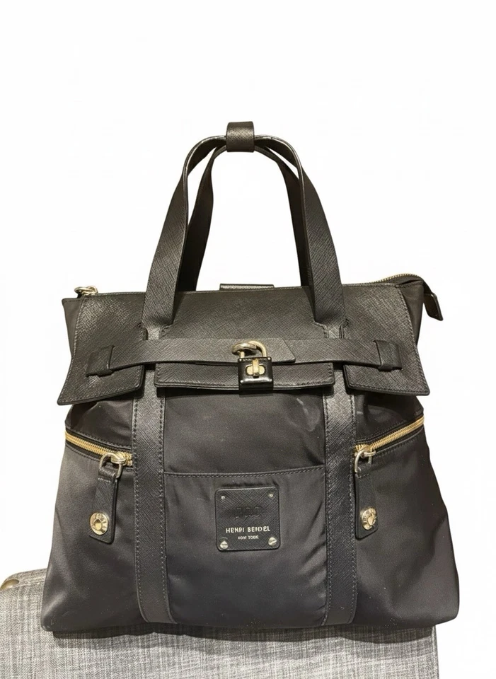 Mochila convertible Henri Bendel Jetsetter en nailon negro herrajes dorado Foto 4 de 4