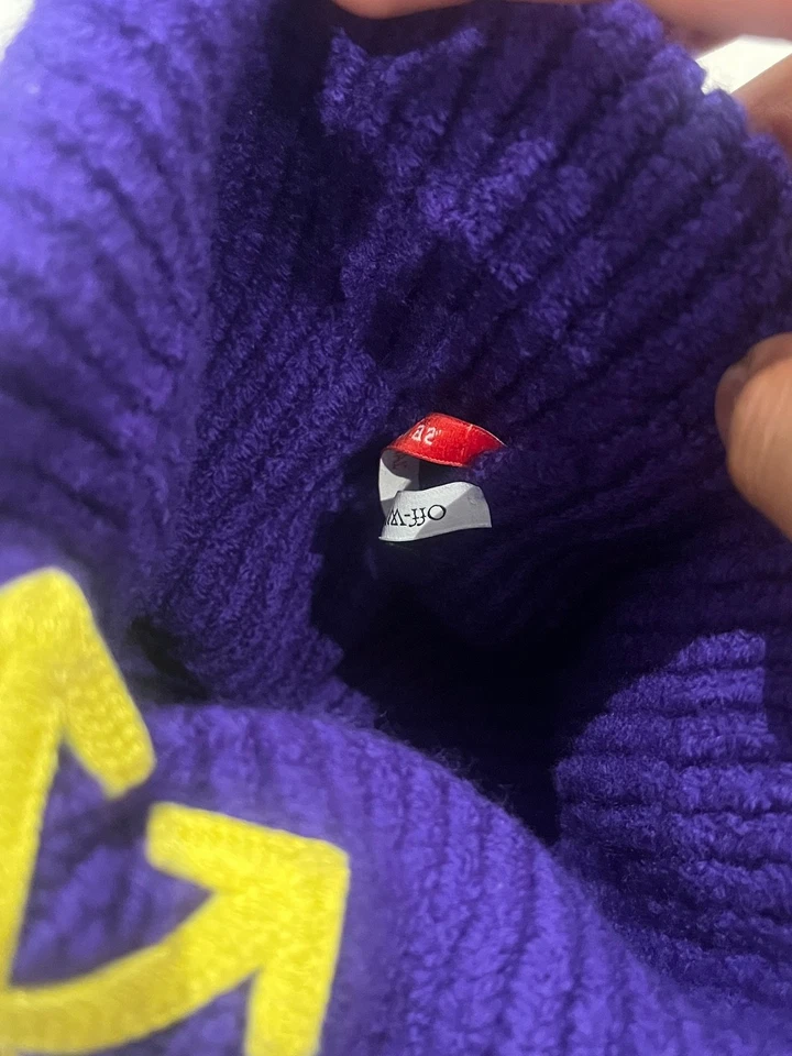 BLANCO ROTO C/O VIRGIL ABLOH FLECHA GORRO ACANALADO - PÚRPURA/LIMA Foto 3 de 3